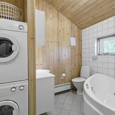 1431-aakirkeby-strandvangen-13-b בית נופש